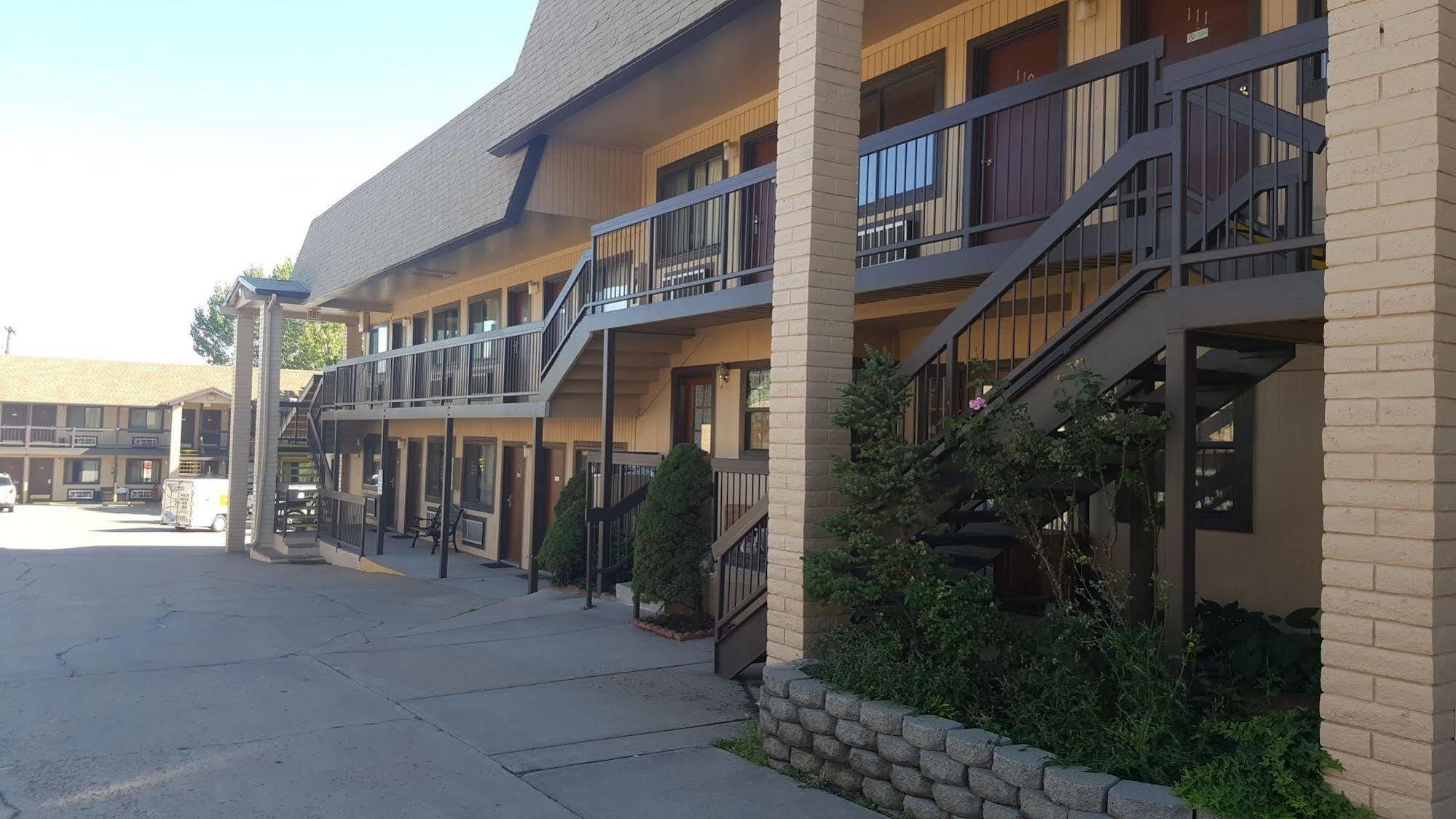 The Kc Motel Show Low Exterior photo