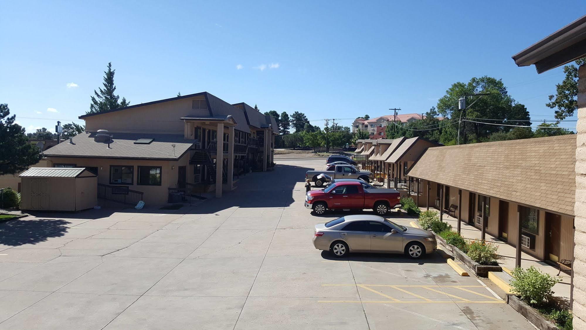 The Kc Motel Show Low Exterior photo